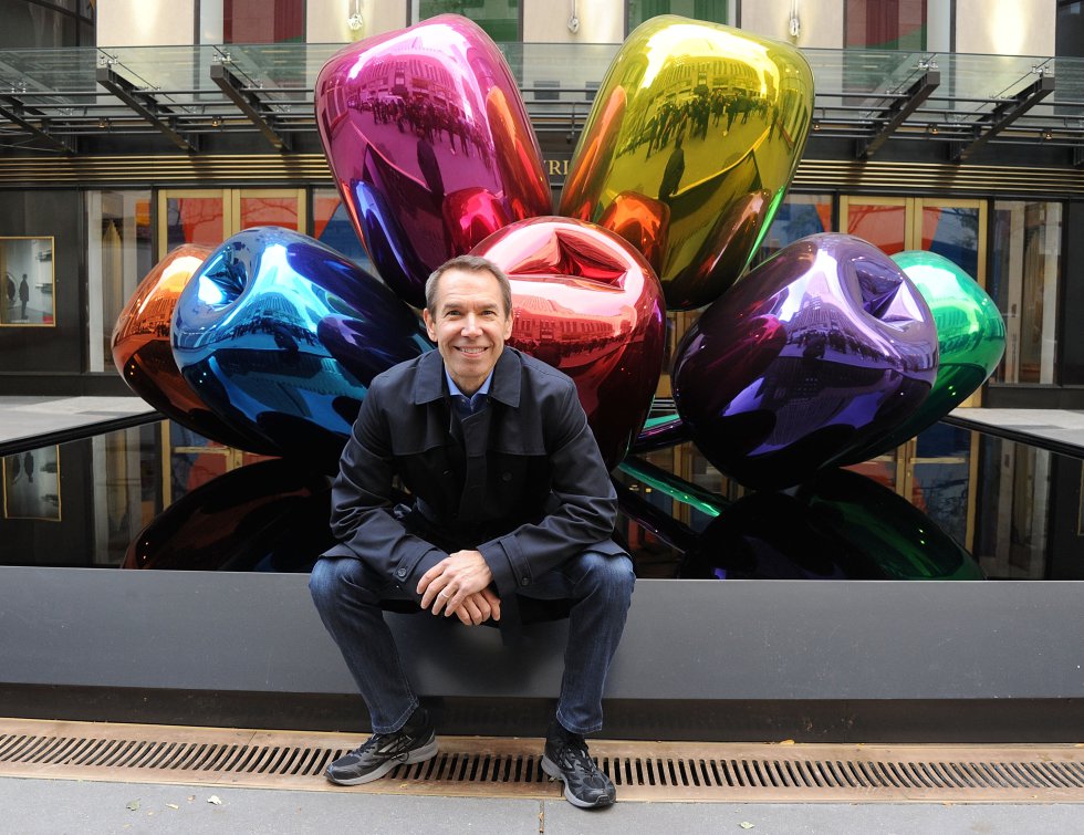   O que pensamos hoje:  Jeff Koons é um dos artistas vivos mais cotados. Goste ou não, suas exposições se convertem em blockbusters capazes de atrair milhares de espectadores. O Guggenheim de Bilbao exibe seu gigantesco e florido  Puppy  na entrada, além de um igualmente enorme ramalhete de Tulipas    metálico em uma de suas esplanadas. É quiçá o artista contemporâneo que de maneira mais literal e extrema representou a sociedade do espetáculo e sua ancoragem na economia capitalista.    O que disseram então:  Em 1989, quando já desfrutava de um reconhecimento invejável para qualquer outro artista, o crítico Mark Stevens escreveu na edição norte-americana Vanity Fair as palavras definitivas sobre sua obra: “seja o que for que diz Koons, Warhol o disse melhor”. 