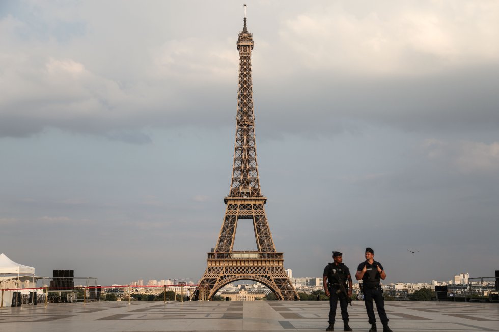   O que pensamos hoje  A Torre Eiffel, esse ícone. Convertida no postal parisiense por antonomásia, durante um fim de semana de férias quase nos daria vergonha publicar em nossas redes sociais uma fotografia em frente a ela desde que a intenção não fosse fazer uma ironia. E para além disso é uma soberba obra de engenharia, além do reflexo material de uma nova sociedade baseada na indústria e no capital, que encontrava seu espelho perfeito em uma torre levantada em base de vigas metálicas.    O que disseram então  Em seus primeiros dias, horrorizou a maioria acostumada aos pomposos edifícios de estilo historicista e Beaux-Arts, que não via nela mais que um brutamontes de aspecto inacabado, um gigantesco andaime que arruinava a beleza da Paris senhorial. Um grupo de escritores e artistas, entre os quais se encontravam os  pompiers  Bouguereau e Messonier e o músico Charles Gounod, publicaram em 1887, a poucos dias de iniciada sua construção, uma carta de protesto em que chamava a nova construção de “a desonra de Paris”, e prognosticavam que todos os estrangeiros que visitassem a cidade iam debochar da França inteira perante aquele “horror que os franceses encontraram para nos dar uma ideia de seu gosto tão louvado”. 