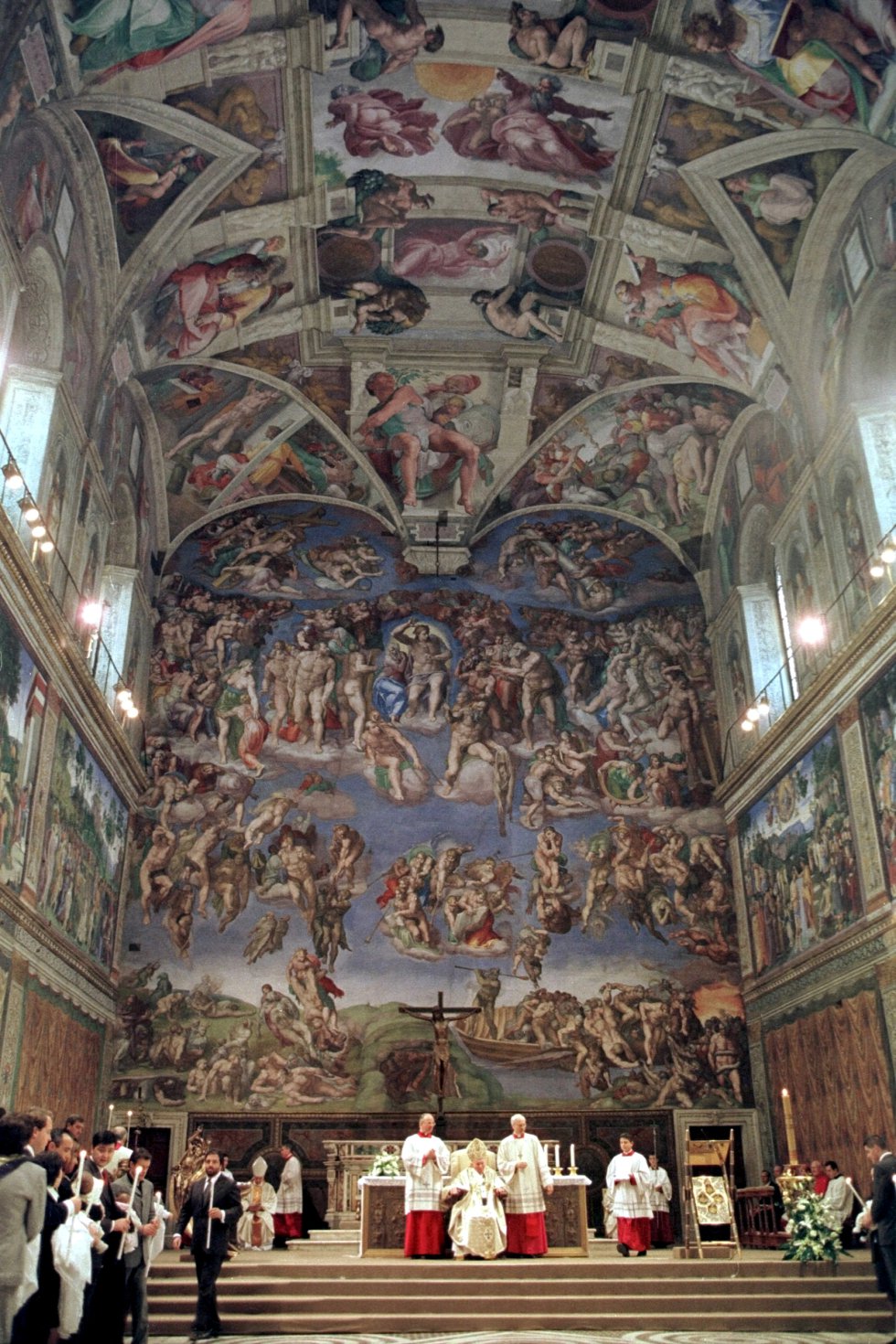   O que pensamos hoje:  Considerada de maneira geral como a cúpula da criação humana, esta série de frescos que decoram os tetos da capela Sistina do Palácio do Vaticano é um bastião cultural indiscutível.    O que disseram então:  São bem conhecidos os confrontos entre Michelangelo e o Papa Julio II durante todo o processo criativo. Segundo contava Giorgio Vasari, quando o Papa perguntou a seu mestre de cerimônias Biagio dá Cesena o que lhe parecia a obra, ele respondeu que aquilo parecia a decoração de banheiros públicos ou um botequim. Quiçá inspirado por estas palavras, o escritor Pietro Aretino (curiosamente conhecido por seus textos licenciosos) faria público em 1547 seu ataque contra a falta de decoro da obra em uma carta em que afirmava que a arte de Michelangelo era apropriado: “Para uma casa de banhos, não para uma capela celestial”. 