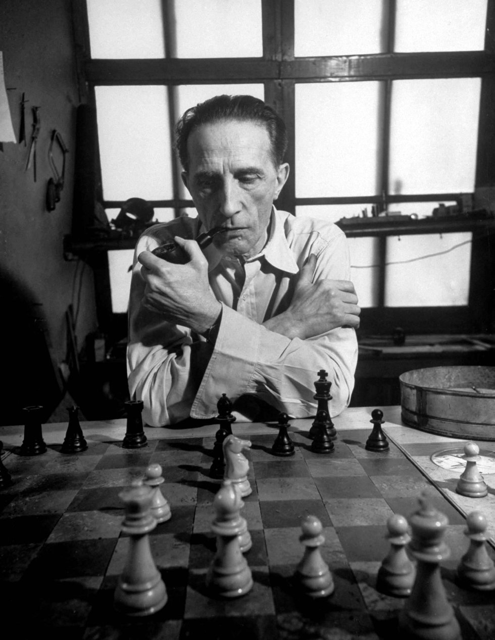   O que pensamos hoje:  Estamos perante o artista mais influente na criação do século XX ao lado de Picasso. Se o espanhol tratou sempre de construir novos modos de expressão, o esforço de Duchamp era mais bem destrutivo. E se não o destruiu, ao menos lucrou depois ao mudar a concepção da arte, acelerando uma mudança que vinha se desenhando desde os tempos de Velázquez. Com ele, o importante já não era uma determinada habilidade técnica, mas um exercício mental: qualquer coisa podia ser considerada arte, se o artista assim o tinha decidido. Sua  Fonte (1917)  -na realidade, um urinol marcado com a assinatura de um tal R. Mutt-, que recentemente foi atribuído a Elsa von Freytag-Loringhoven, é uma das obras de arte mais conhecidas das primeiras vanguardas, e sua influência se estende ao pop, o  movimento povera  e todas as formas de arte conceitual até hoje.    O que disseram então:  Lá por 1915, assim despachou duas de suas obras William B. McCormick em  The New York Press : “Não é fácil levar sério como 'arte' tais evocações mecânicas”. 