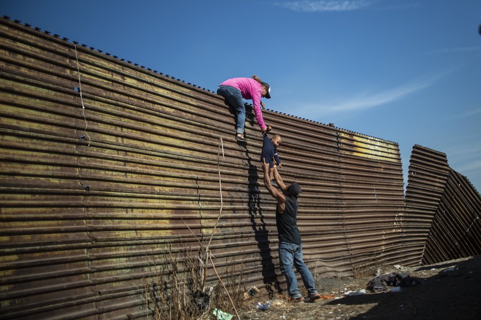 Fotos Tijuana Un centenar de migrantes trata de cruzar la frontera entre México y EE UU
