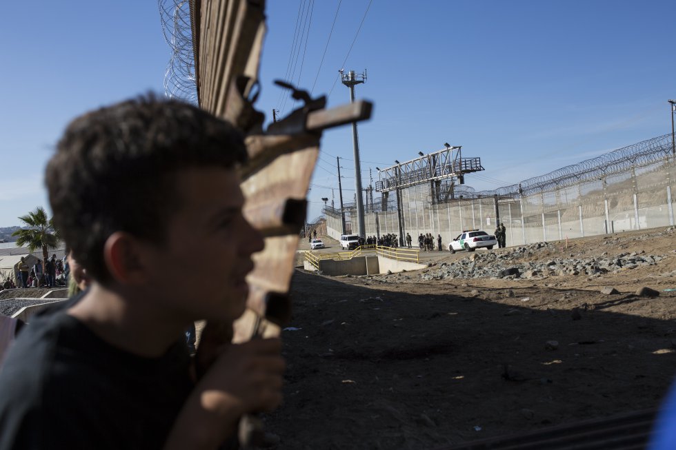 Un grupo de migrantes ha conseguido llegar hasta el muro tras lograr superar el cerco policial en México.