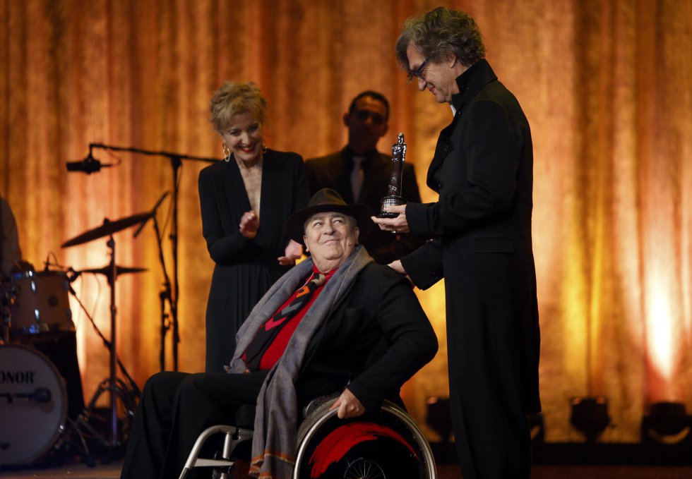 Bertolucci recibe el premio honorÃ­fico por el conjunto de su carrera durante la ceremonia de los Premios del Cine Europeo del aÃ±o 2012, de la mano del presidente del galardÃ³n, el director Wim Wenders, en Malta.