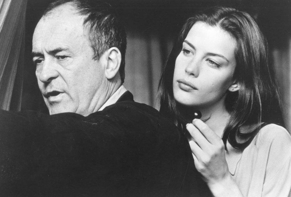 Bernardo Bertolucci junto a Liv Tyler, en el rodaje de la pelÃ­cula 'Belleza robada', estrenada el 30 de agosto de 1996.