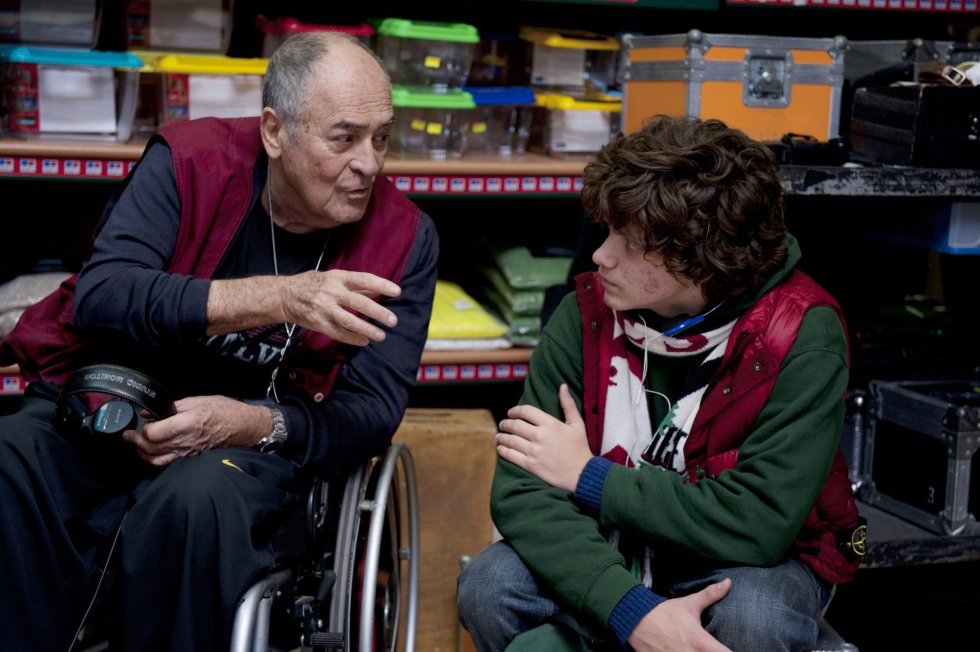 Bertolucci conversa con Jacopo Olmo Antorini en el set de grabaciÃ³n de la pelÃ­cula 'TÃº y yo', en el aÃ±o 2012.