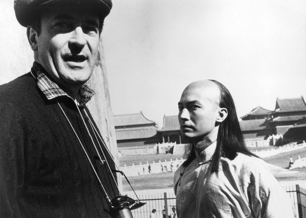 Bernardo Bertolucci junto al actor John Lone (d.) en el rodaje de 'El Ãºltimo Emperador', diciembre de 1987.