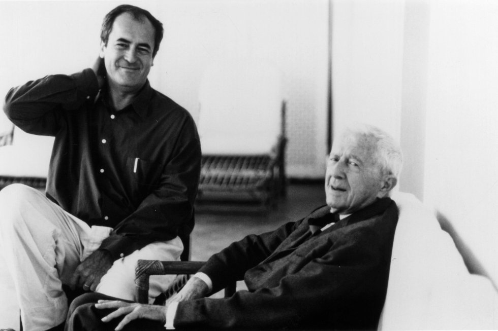 Bernardo Bertolucci junto a Paul Bowles, autor de la novela en la que se basÃ³ el guiÃ³n del film 'El cielo protector'. 