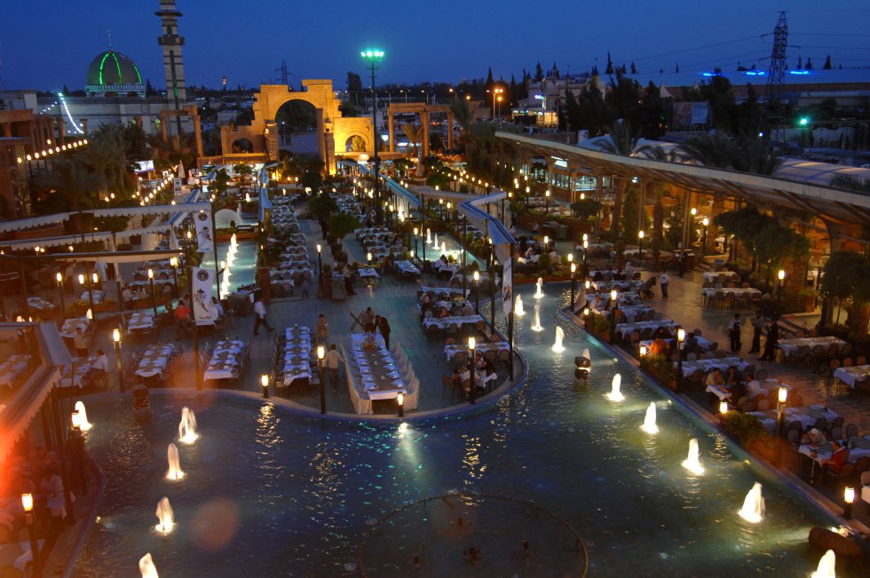 El Bawabet Dimashq, o sea, Puerta de Damasco, se convirtió en el restaurante más grande del mundo según el Guinness de los Records en mayo de 2008. Tiene lugar para 6.014 comensales y unos 20.000 metros cuadrados de superficie. En la foto se puede observar su terraza, que está abierta todo el año excepto de noviembre a enero. Damasco puede no parecer un destino muy seguro para irse de restaurantes, pero el país ha vuelto este año a Fitur y el embajador de Siria en España afirma que Damasco es hoy "más segura que muchas capitales europeas".