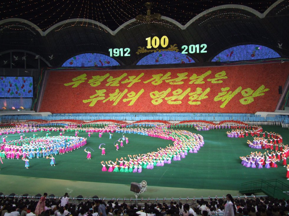 Muy del gusto de construir cosas gigantes (hace poco contábamos la historia de uno de los hoteles más grandes del mundo,  el jamás inaugurado Ryugyong Hotel ), la capital de Corea del Norte, Pyongyang, cuenta entre sus hitos arquitectónicos con el estadio con más capacidad del mundo. Se inauguró en 1989, admite 114.000 espectadores y ocupa más de 20 hectáreas.