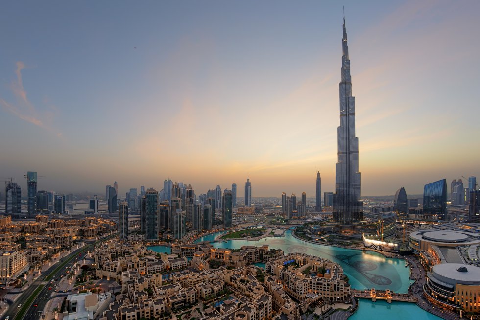 Se llama Burj Khalifa y está en Dubai (Emiratos Árabes Unidos). Se convirtió en el rascacielos más alto del mundo en 2007 cuando la construcción alcanzó su último piso, alcanzó su altura máxima en 2009 y se inauguró en 2010. Con 828 metros de altura y 163 plantas, pulveriza el récord del segundo edificio más alto del mundo: el Taipei 101 en Taipei, con "solo" 508 metros.