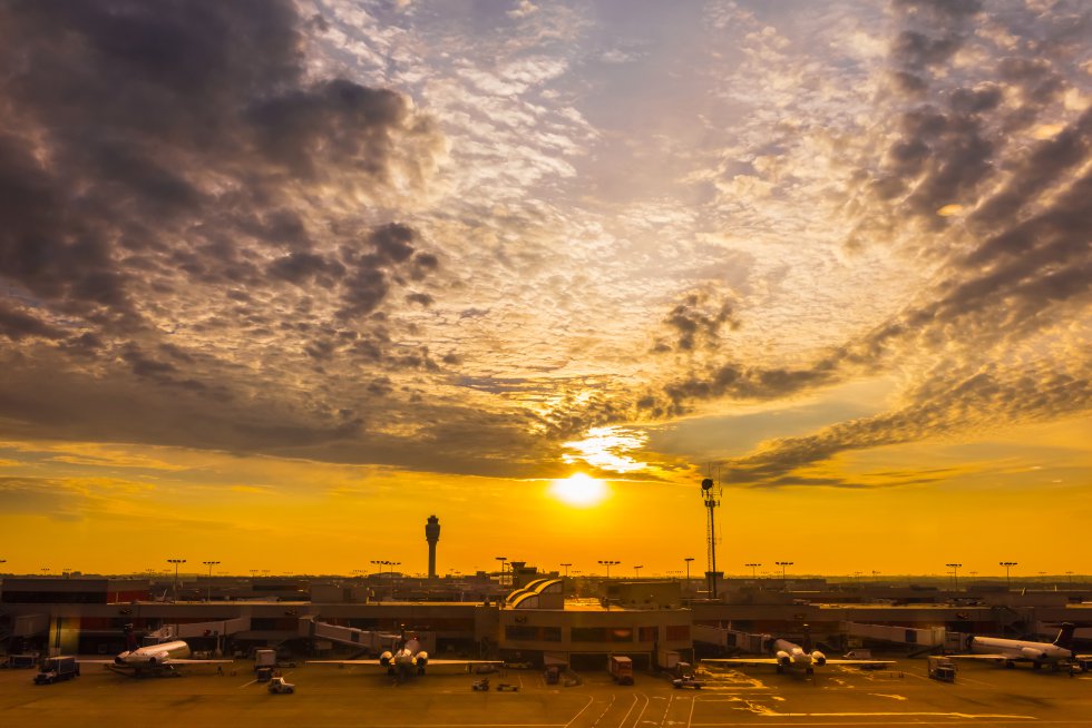 ¿Cómo es posible que el mayor aeropuerto del mundo esté en Atlanta (EE UU), una ciudad que no llega al medio millón de habitantes? La explicación es que el aeropuerto Hartsfield-Jackson (los apellidos de dos exalcaldes de la ciudad) está en un lugar estratégico como puerta al sur de Estados Unidos en vuelos internos. Tiene 151 puertas domésticas, 28 internacionales y es el más transitado del mundo por aterrizajes y despegues.