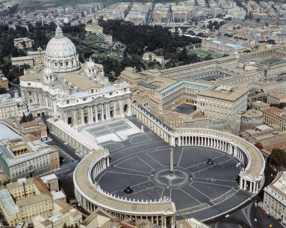 Con 15.160 metros cuadrados en su interior y 21.095 contando también su exterior, la basílica de San Pedro en el Vaticano es la más grande del mundo. Por cierto, la cuarta está en nuestro país: es la Giralda, en Sevilla. Pero ojo, si buscásemos la más alta tendríamos quye ir a la Iglesia Mayor de Ulm, que alcanza los 162 metros de altura. Aunque eso será hasta que se complete la Sagrada Familia de Barcelona, cuya altura puede alcanzar los 170 metros alrededor de 2026. Eso hará que la iglesia más alta del mundo esté entonces en España.