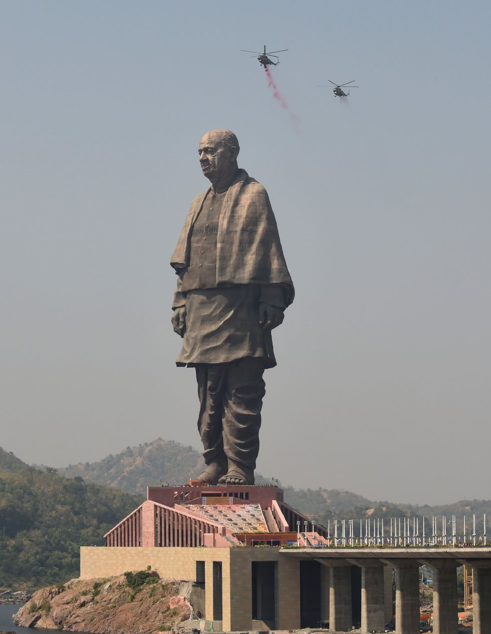 Sardar Vallabhbhai Patel (1875-1950) fue un político de la India considerado artífice de la unidad del nuevo país surgido tras la independencia de los británicos. 68 años después de su fallecimiento, su cuerpo y su rostro forman la escultura más grande del mundo, conocida como la estatua de la Unidad. Con sus impresionantes 182 metros de altura deja en evidencia, por ejemplo, a la estatua de la Libertad en Nueva York, que mide 93 metros contando con el pedestal. Con un coste aproximado de 350 millones de euros, fue inaugurada el pasado octubre tras cinco años de trabajo.