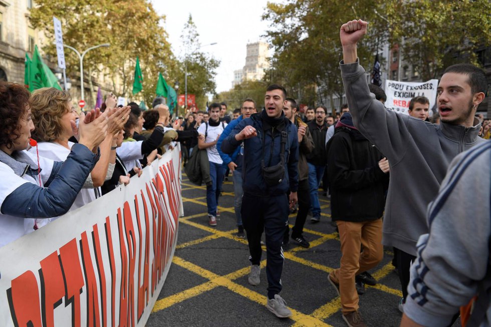 Doctores y enfermeras aplauden el paso de los estudiantes durante la manifestaciÃ³n en contra de los recortes en Barcelona, este 29 de noviembre de 2018.