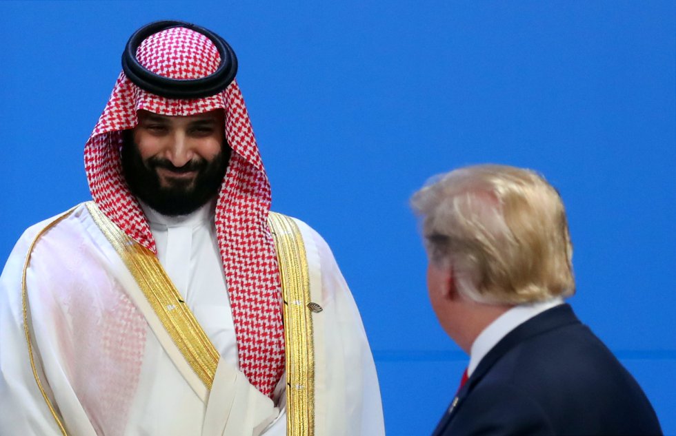 Donald Trump mira al príncipe saudí Mohammed bin Salman.
