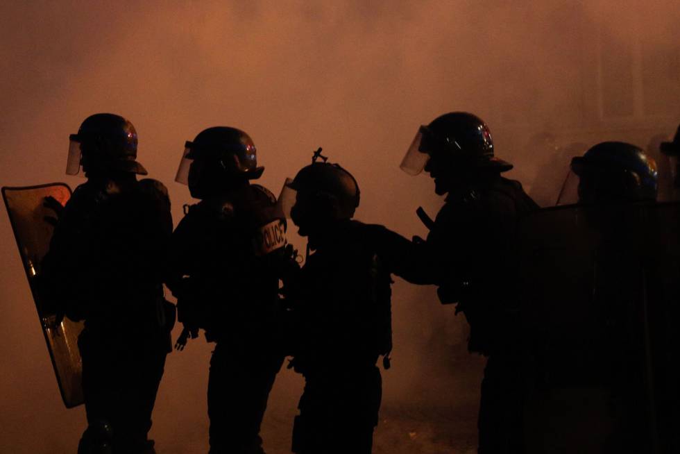 Agentes de la policía francesa rodeados de humo durante las protestas de los 'chalecos amarillos' en París.