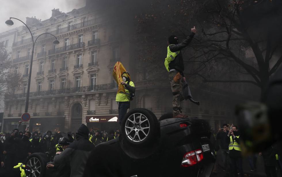 'Chalecos amarillos' durante los disturbios de este sábado, los manifestantes visten esta emblemática prenda fluorescente que deben llevar todos los automovilistas en sus vehículos.