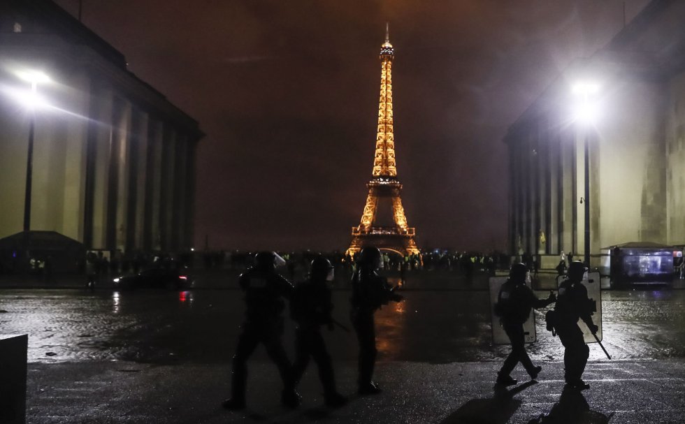 La policía francesa se despliega en la zona de Trocadero, cerca de la Torre Eiffel.