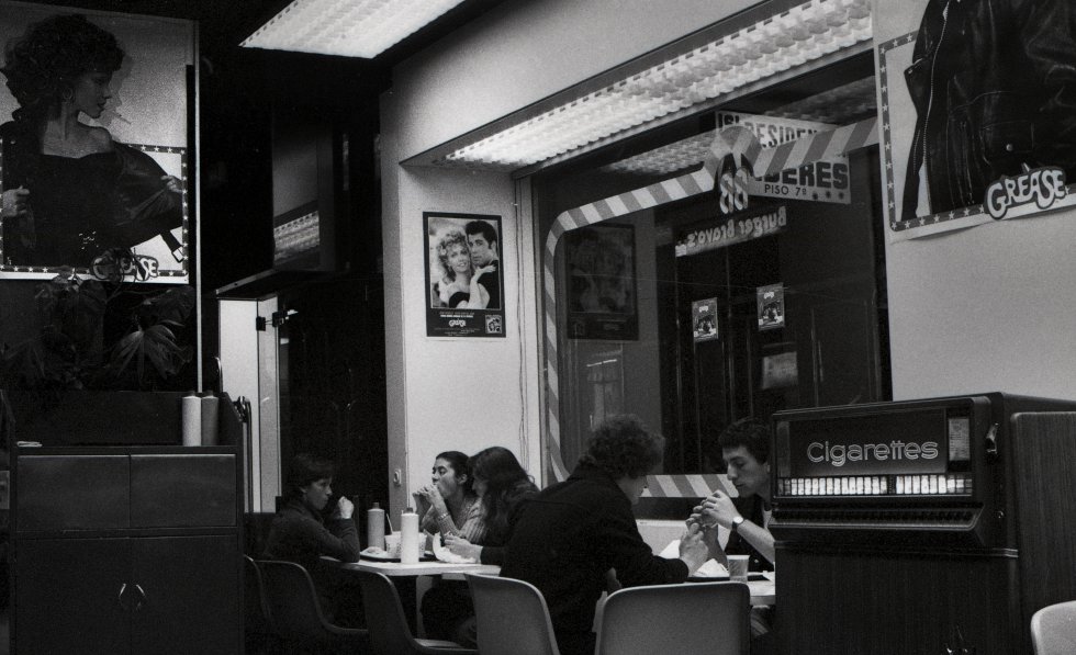 El de la imagen es el primer establecimiento de la cadena norteamericana Burger King en Europa, el de la plaza de los Cubos de Madrid, que abría sus puertas en 1975. En 1978, la fiebre que llegaba de Estados Unidos era la de película 'Grease'. "Amo el 'whopper with cheese' y la letra de las canciones de 'Grease' por la misma razón: porque no las entiendo", declaraba una joven a este periódico en octubre de 1978.
