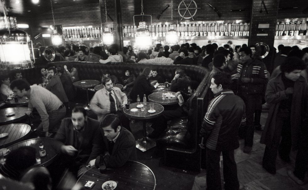 Pero si hay algo que no ha cambiado en estos 40 años es que los españoles seguimos siendo muy de bares, como este de Madrid un fin de semana de 1978.