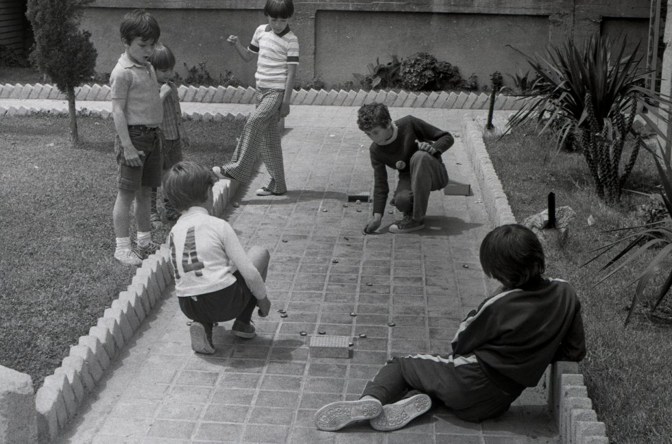 Unos niños juegan a las chapas en el barrio de Zarzaquemada en Leganés (Madrid), en mayo de 1978. Ni 'la play', ni tablets, ni obesidad infantil. Los chavales jugaban en la calle al balón, a los cromos (nole, nole, sile, sile; no lo tengo, sí lo tengo) canicas, peonzas, balón prisionero, la cuna, el florón, la rayuela, la goma y la comba, el pañuelo, el escondite (y el inglés).