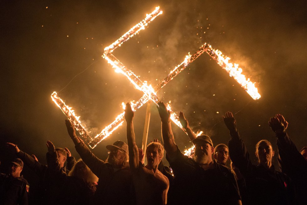 Os partidários do Movimento Nacional Socialista, um grupo político nacionalista branco, fazem uma saudação nazista junto a uma suástica, em um lugar não revelado na Geórgia (EUA), em 21 de abril de 2018. Segundo a ONG Southern Poverty Law Center, há nos Estados Unidos 784 “grupos de ódio” ativos, sendo a Califórnia o Estado com maior número (54), seguida da Flórida (50) e Nova York (44). Quatro supostos neonazistas foram detidos em outubro no sul da Califórnia pelos incidentes de Charlottesville em 11 e 12 de agosto de 2017, quando uma mulher de 32 anos morreu violentamente.