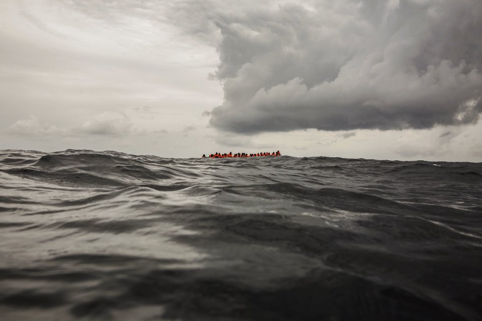 Refugiados e migrantes esperam ser resgatados por membros da ONG Proactiva Open Arms, 90 quilômetros ao norte de Homs (Líbia), em 18 de fevereiro de 2018. A equipe da ONG espanhola resgatou, apenas na primeira semana de fevereiro, 236 pessoas no Mediterrâneo. “Como muitas outras, as máfias jogam os imigrantes no mar, sabendo que não chegarão a lugar nenhum”, disse Laura Lanuza, porta-voz da organização.