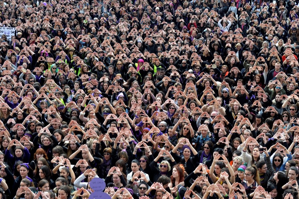 Manifestantes formam triângulos com suas mãos como símbolo feminista, durante uma manifestação pelos direitos das mulheres no Dia Internacional da Mulher, em Bilbao (Espanha), em 8 de março de 2018. Segundo as cifras registradas até novembro, 44 mulheres tinham sido assassinadas na Espanha por seus namorados, cônjuges e ex-cônjuges; ao todo, foram 972 desde 1º. de janeiro de 2003, quando a contagem começou a ser feita.