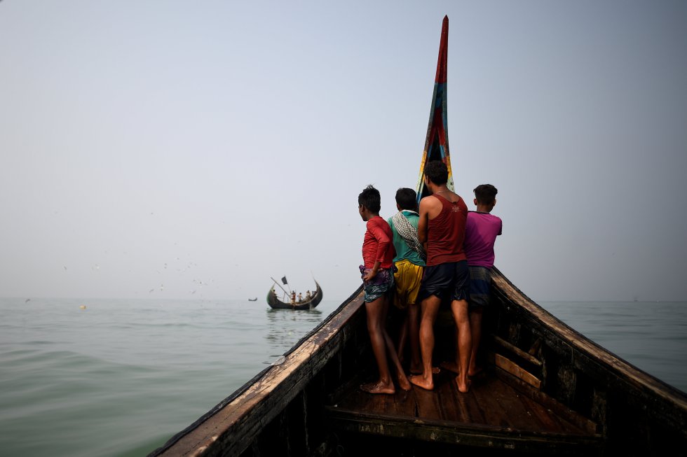Refugiados rohingyas tripulam um bote de pesca na baía de Bengala, perto de Cox’s Bazaar (Bangladesh), em 24 de março de 2018. Um milhão de pessoas já vivem nesse assentamento de Bangladesh desde que uma minoria muçulmana começou a fugir da brutal repressão estatal em Myanmar, em agosto de 2017. A minoria étnica rohingya de Myanmar (antiga Birmânia) está há décadas sendo perseguida por um Estado que não os reconhece, tornando-se uma população sem pátria e obrigada a escapar do que muitos definem como uma limpeza étnica.