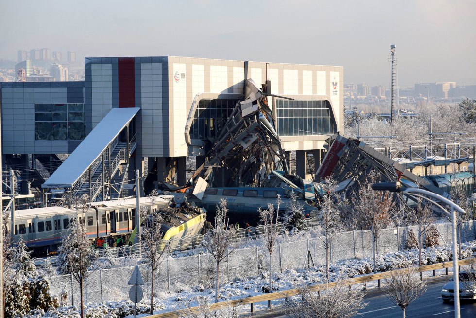Varios vagones destrozados tras el accidente de tren este jueves en Ankara.