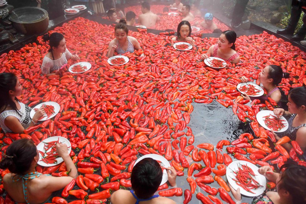 Participantes del concurso de comer chiles compiten en una piscina termal de la ciudad china de Wentang, el 9 de diciembre.