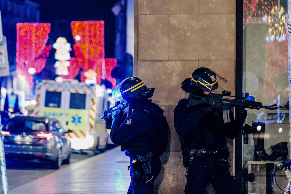 La policía francesa patrullan las inmediaciones del lugar del atentado yihadista contra un mercadillo navideño en Estrasburgo (Francia), el 11 de diciembre.