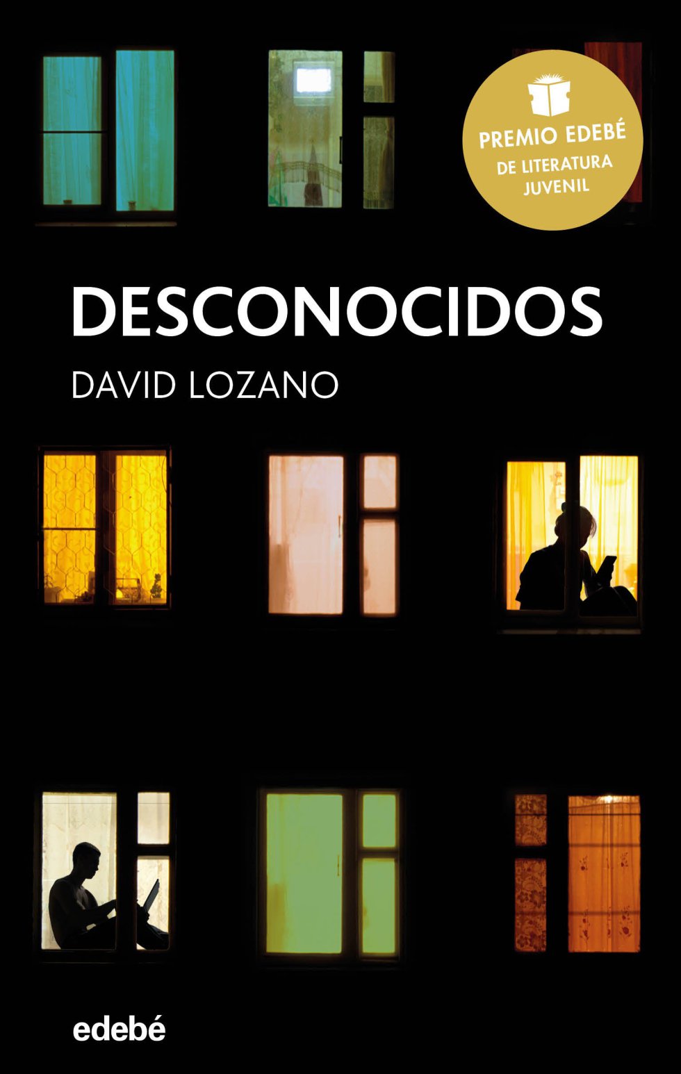 Lectores (de 10 a 13). Una cita a ciegas entre dos jóvenes que se han conocido a través de Twitter. Y, no muy lejos de donde tiene lugar esa cita, un cadáver. Estas dos historias se van entrelazando en este trepidante e inquietante thriller que le ha valido al autor, David Lozano, el Premio Edebé de Literatura Juvenil de este año. Por el camino, el autor deja caer, como quien no quiere la cosa, la idea de que quizás deberíamos plantearnos el uso que estamos haciendo de las redes sociales y cuánto y cómo nos exponemos. El clásico “nadie conoce a nadie” en la era de la comunicación digital. 'Desconocidos'. David Lozano. Edebé. 224 páginas. 10,50 euros.