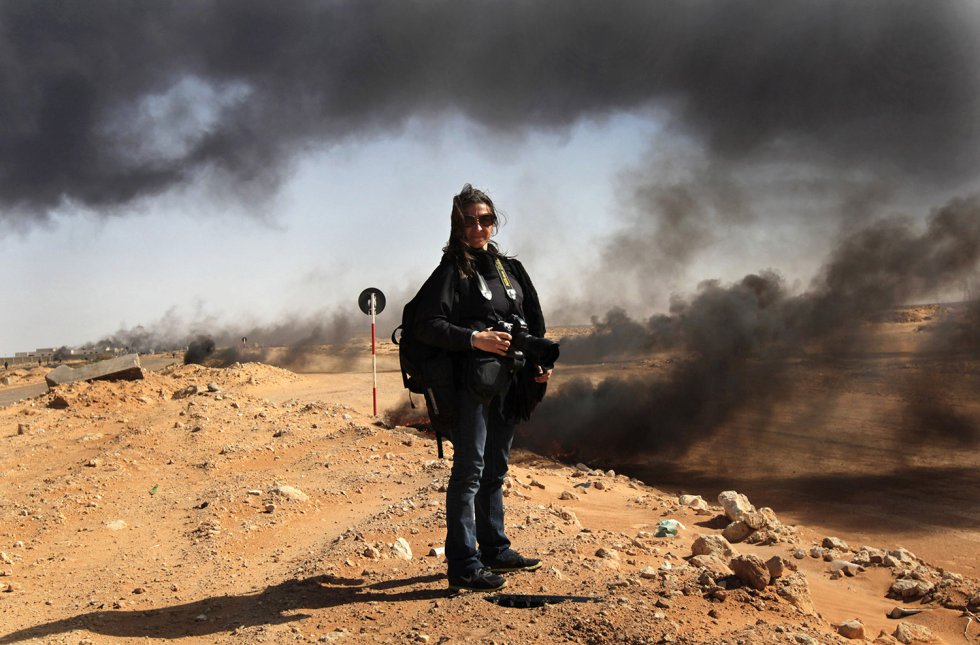 Lynsey Addario, en el frente de Ras Lanuf (Libia) el 11 de marzo de 2011. Cuatro dÃ­as mÃ¡s tarde fue secuestrada junto a otros tres periodistas de The New York Times.