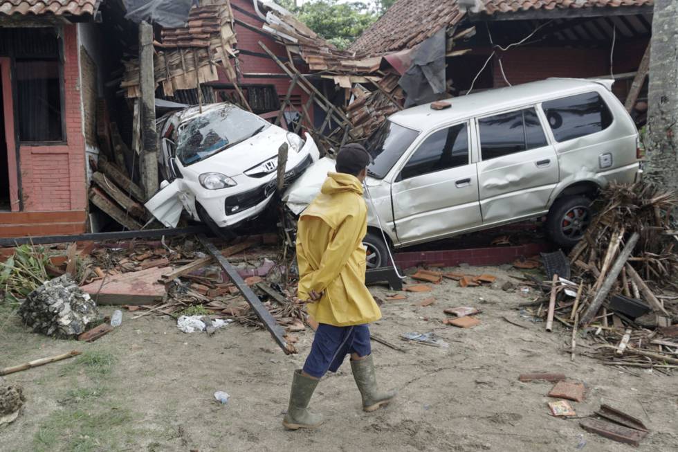 Un habitante de Carita (Indonesia), observa los daños producidos por el tsunami. La gente "sigue sin tener acceso al agua potable. Muchos refugiados fueron a zonas altas y no hemos logrado llegar a ellos", dice Abu Salim, voluntario de la ONG Tagana.