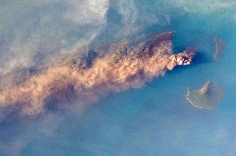 Fotografía tomada desde la Estación Espacial Internacional del volcán Krakatoa en erupción, que ha originado un tsunami y causado centenas de muertos. Anak Krakatoa es una pequeña isla volcánica que surgió en el océano medio siglo después de la mortífera erupción del volcán Krakatoa de 1883. Es uno de los 127 volcanes activos de Indonesia.