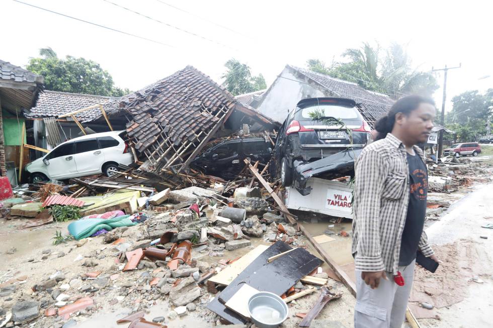 Un hombre frente a su casa, completamente destrozada por el tsunami en Indonesia. Centenares de humildes hogares han quedado reducidos a un amasijo de escombros, mientras los edificios construidos con mejores materiales soportaron en su mayoría el envite de las aguas.