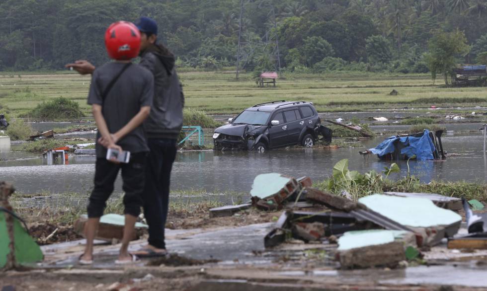 Residentes de la localidad indonesa de Carita visitan una de las zonas afectadas tras el tsunami.
