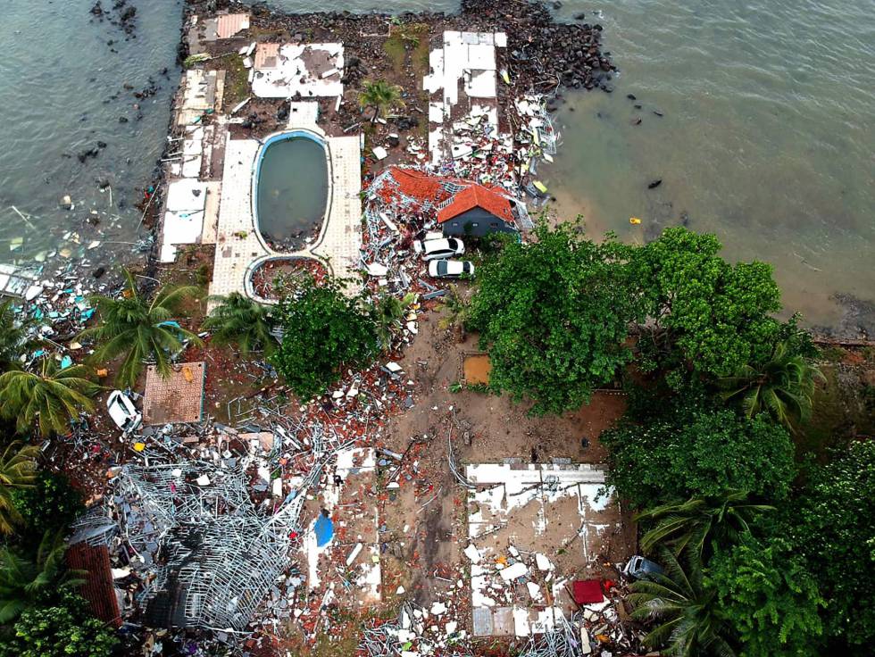 Vista aérea de una zona residencial destruida tras el tsunami en Carita (Indonesia). Las autoridades, que en un principio confundieron el tsunami con una fuerte marejada, señalan que el país no cuenta con sistemas de alerta de tsunamis provocados por un volcán.