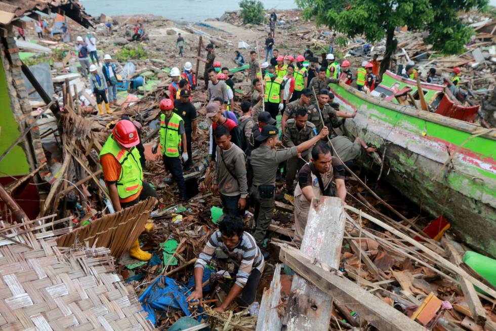Voluntarios y personal de rescate buscan supervivientes entre los escombros en la costa de Lampung (Indonesia). Los rescatistas hacen llegar las ayudas principalmente por carretera. Dos barcos del Gobierno abastecen a varias islas cercanas a las costas de Sumatra, donde los habitantes están atrapados.