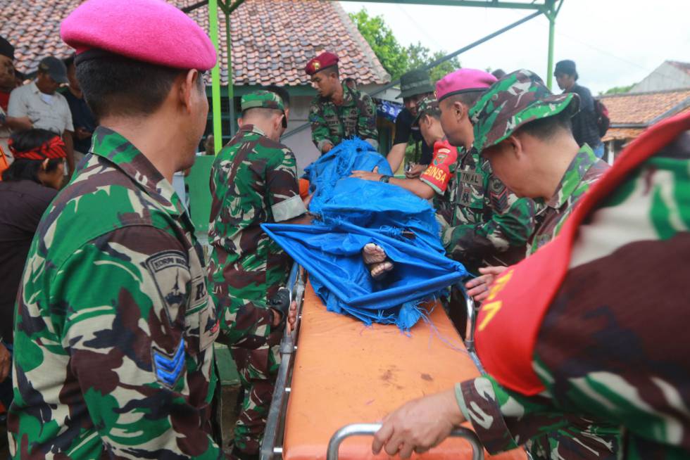 Personal de rescate recupera un cadáver tras el tsunami en Lampung (Indonesia). Los trabajadores humanitarios advierten contra los riesgos de crisis sanitaria mientras que el balance del desastre supera ya los 400 muertos.