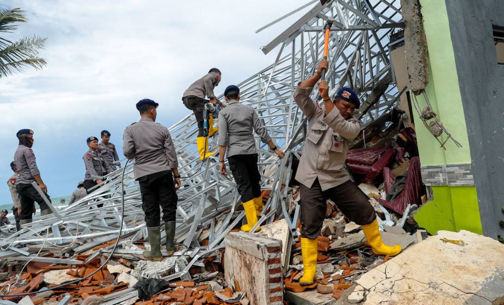 Agentes de la policía buscan supervivientes entre los escombros en Pandeglang (Indoneisa), el 24 de diciembre de 2018. El tsunami golpeó el sábado el litoral del estrecho de la Sonda, que separa las islas de Sumatra y Java, y dejó al menos 429 muertos, más de 1.485 heridos y 154 desparecidos, según el último balance de la Agencia nacional de gestión de catástrofes.
