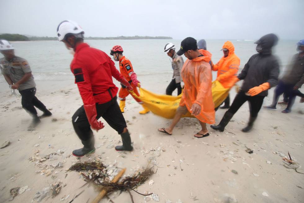 Personal de rescate recupera, este martes, 25 de diciembre, el cadáver de una persona en la playa de Tanjung Lesung, en la provincia de Banten (Indonesia). Las autoridades indonesias han reconocido que el país no cuenta con un sistema de alerta de tsunamis si estos son provocados por la actividad de un volcán.