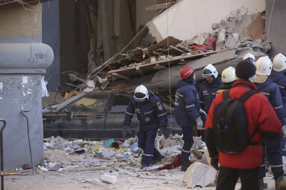 Según el Ministerio para Situaciones de Emergencia, en los 48 apartamentos dañados residían oficialmente 120 personas, pero se desconoce cuántas se encontraban en su domicilio. En la imagen, personal de emergencias junto al edificio siniestrado en Magnitogorsk (Urales).