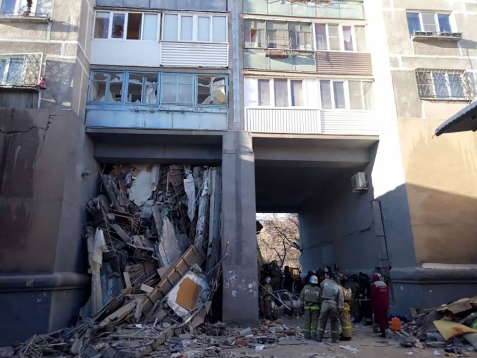Las explosiones de gas son habituales en este país, donde la gran mayoría de los edificios de viviendas fueron construidos en tiempos de la Unión Soviética con materiales de baja calidad. En la imagen, personal de rescate junto al edificio siniestrado.
