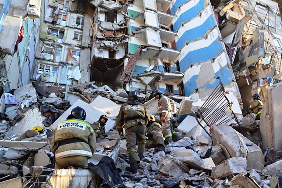 Personal de emergencias busca supervivientes entre los escombros del edificio derrumbado en Magnitogorsk, en la región rusa de los Urales.