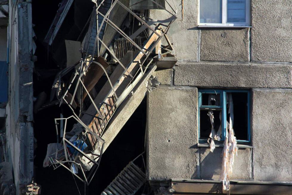 Destrozos causados tras el derrumbe de un edificio en Magnitogorsk (Rusia).