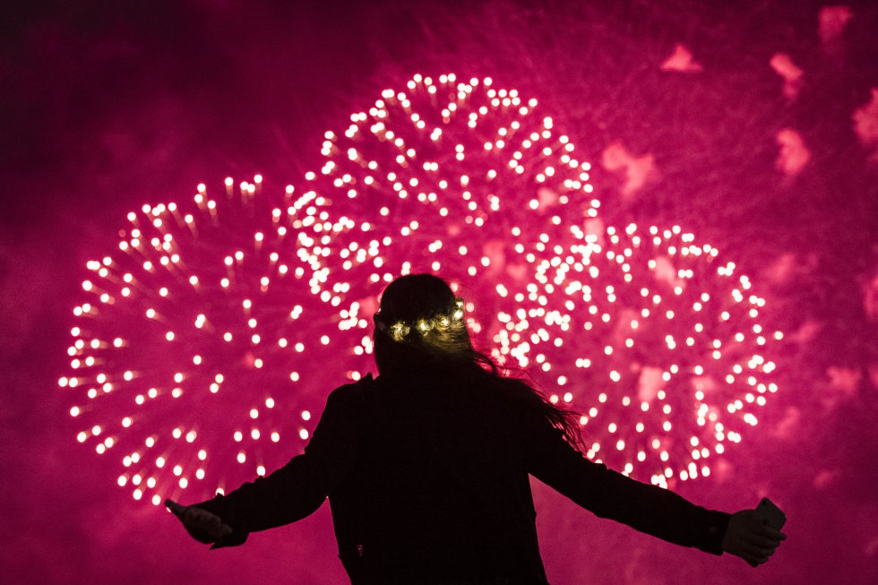 Una joven contempla los fuegos artificiales en SÃ­dney (Australia).