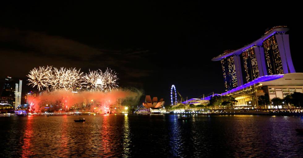 Fuegos artificiales en la ciudad de Singapur durante la celebración del Año Nuevo.