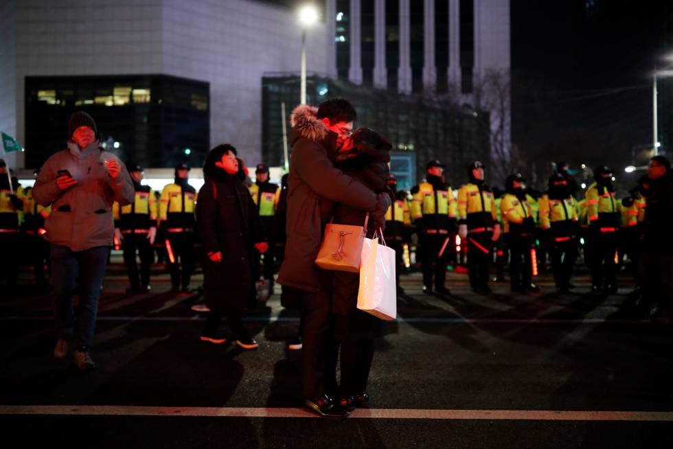 Una pareja celebra el Año Nuevo en Seúl (Corea del Sur).